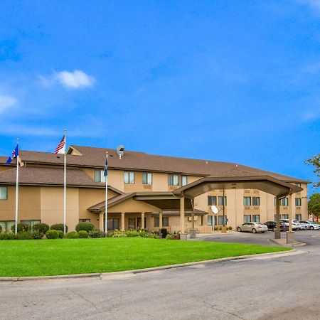 Quality Inn & Suites Lawrence - University Area Extérieur photo