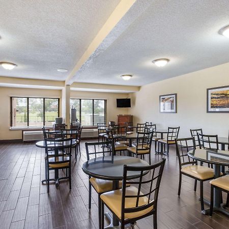 Quality Inn & Suites Lawrence - University Area Extérieur photo