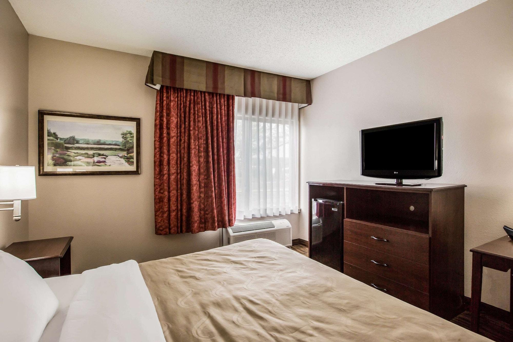 Quality Inn & Suites Lawrence - University Area Extérieur photo