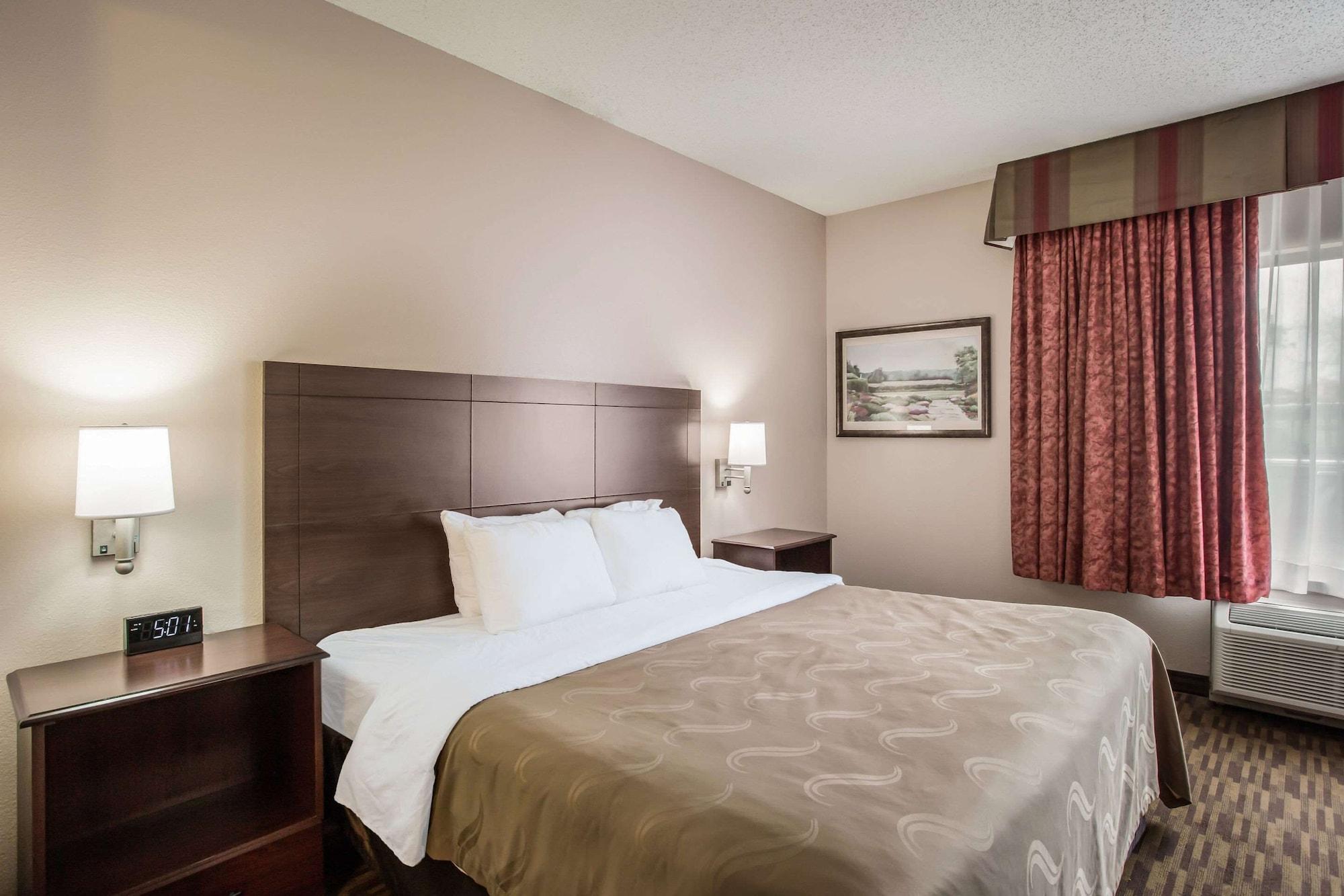 Quality Inn & Suites Lawrence - University Area Extérieur photo