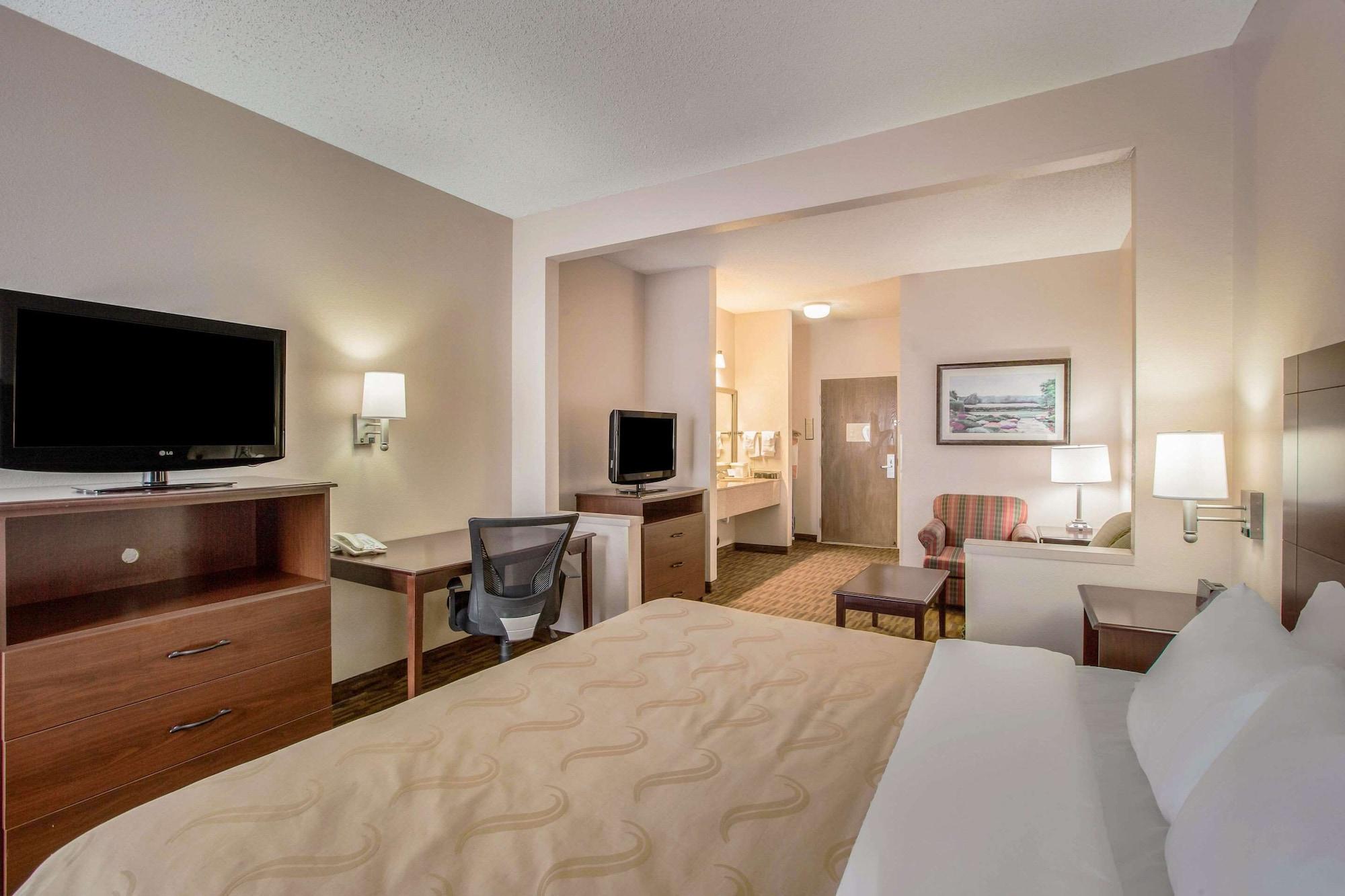 Quality Inn & Suites Lawrence - University Area Extérieur photo