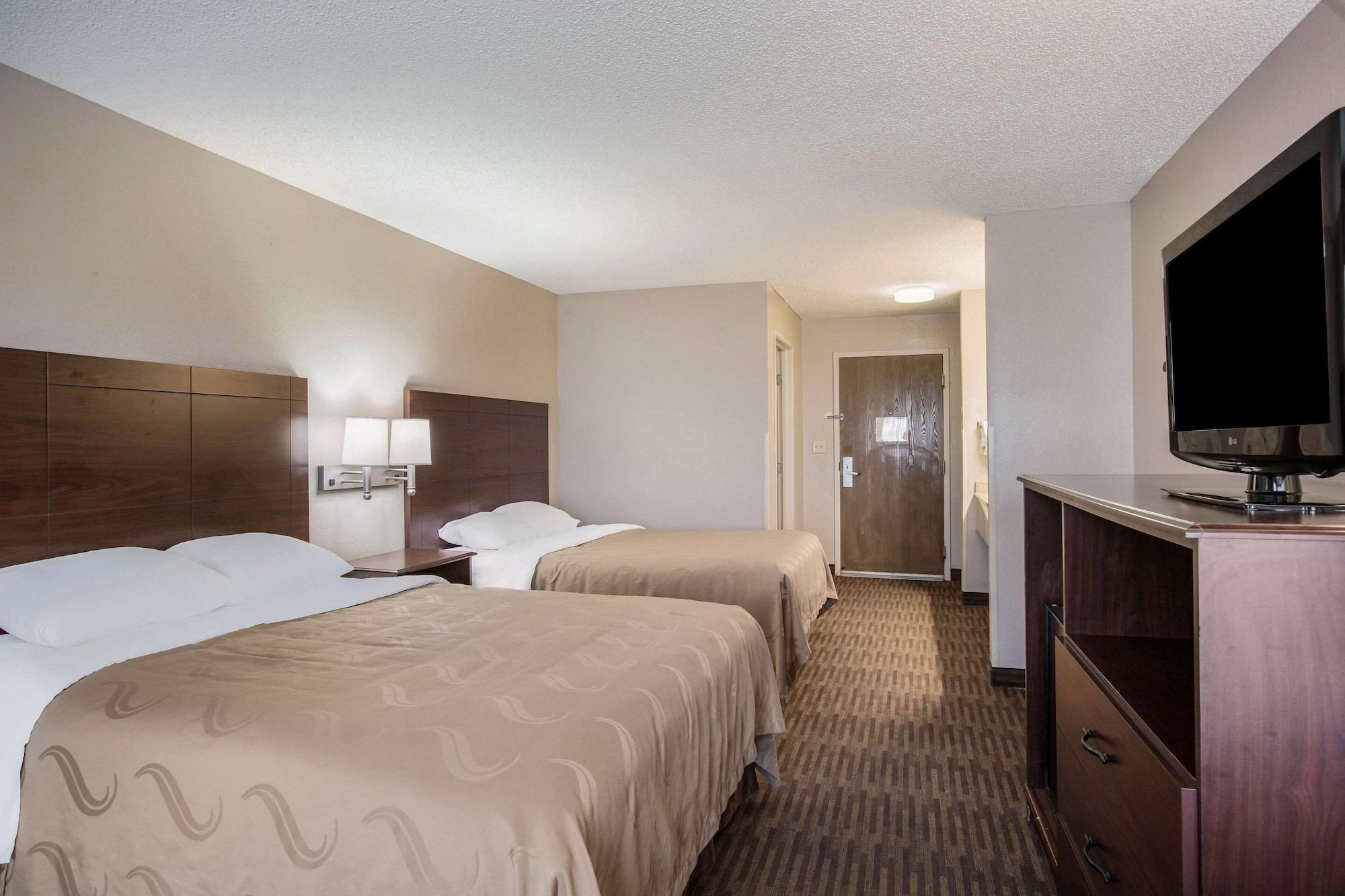 Quality Inn & Suites Lawrence - University Area Extérieur photo