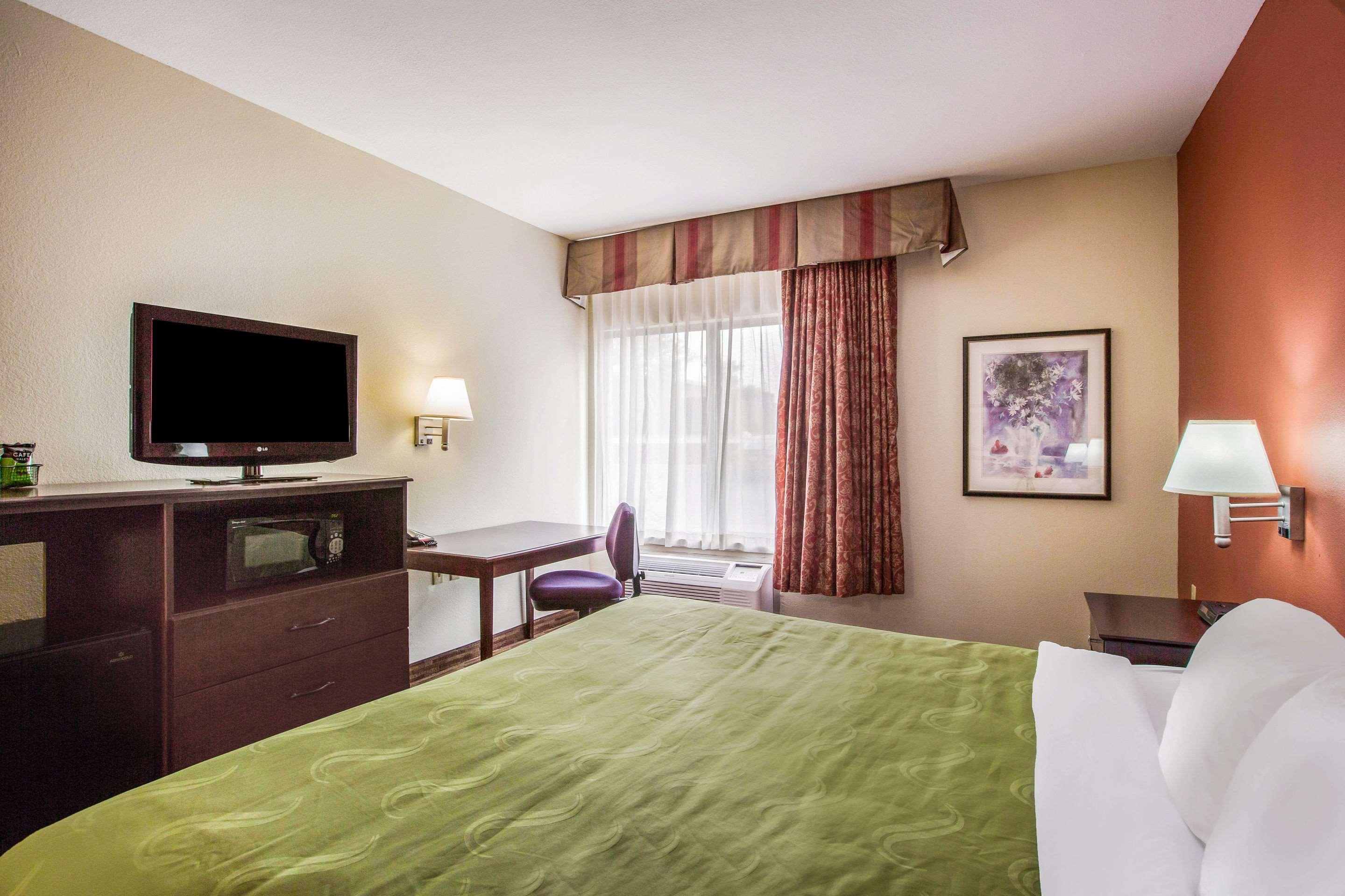 Quality Inn & Suites Lawrence - University Area Extérieur photo