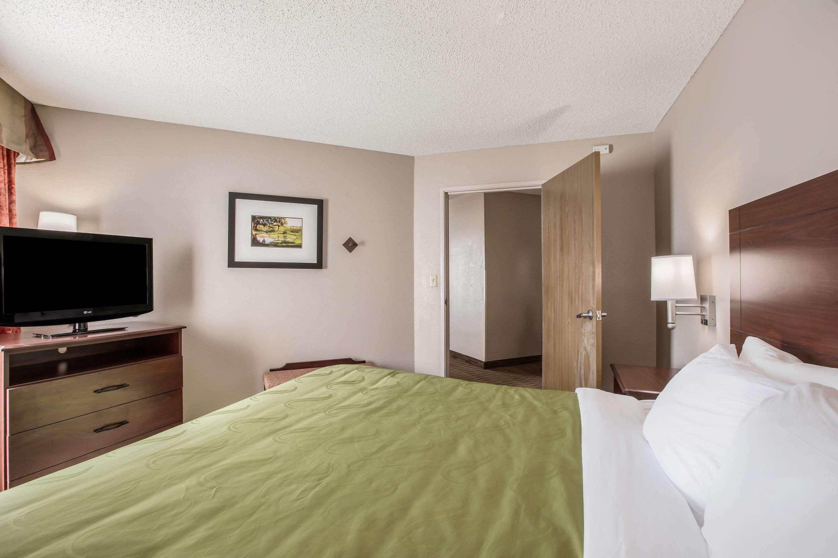 Quality Inn & Suites Lawrence - University Area Extérieur photo