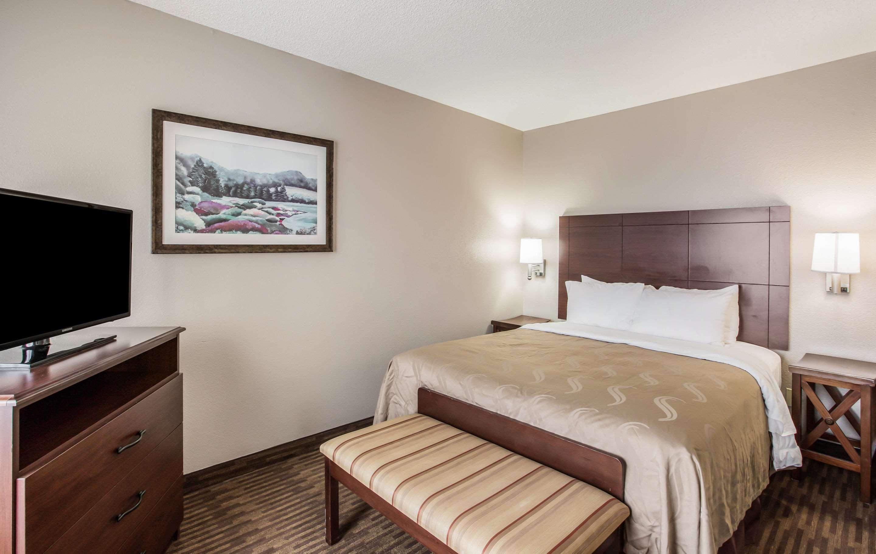 Quality Inn & Suites Lawrence - University Area Extérieur photo