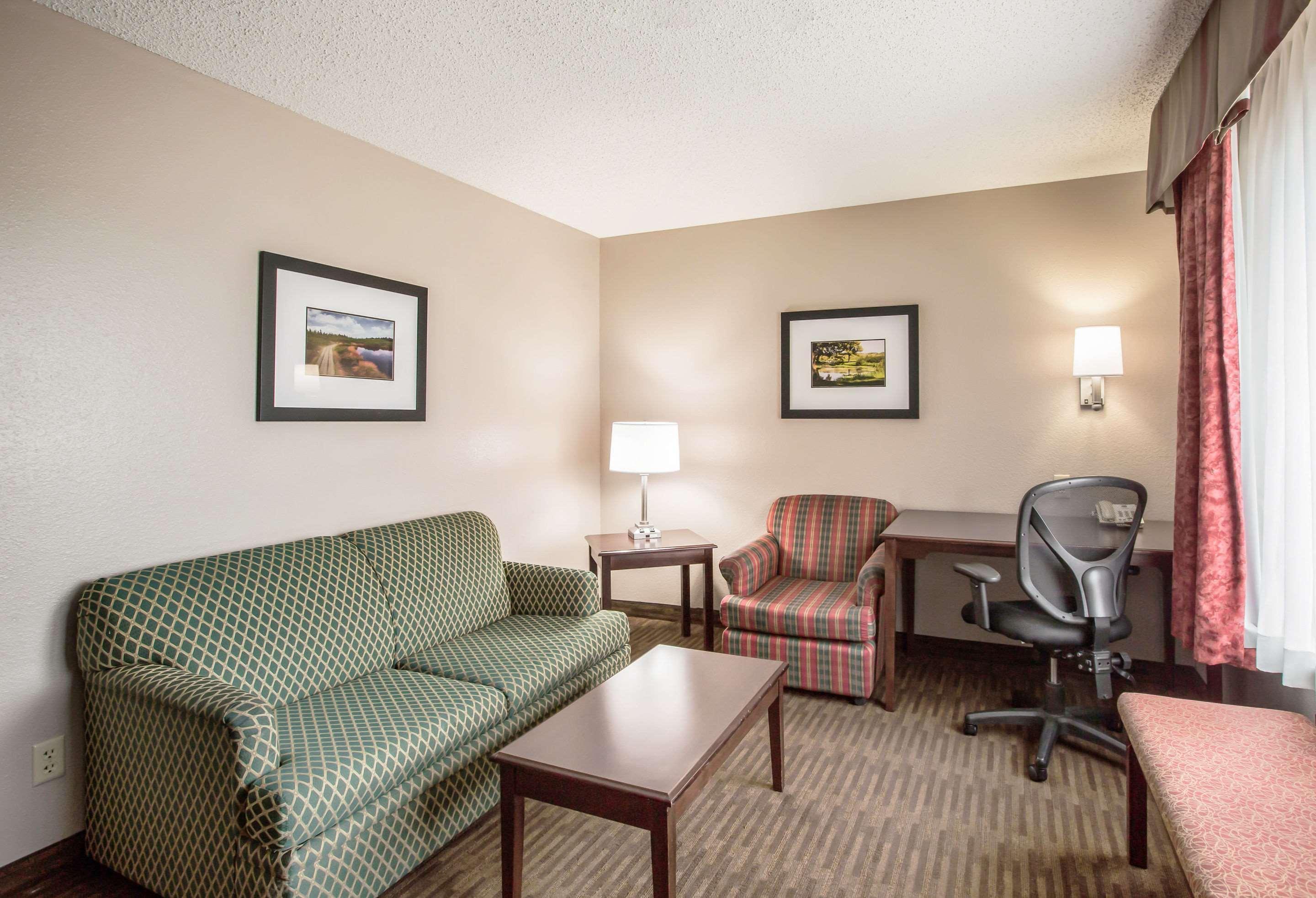 Quality Inn & Suites Lawrence - University Area Extérieur photo