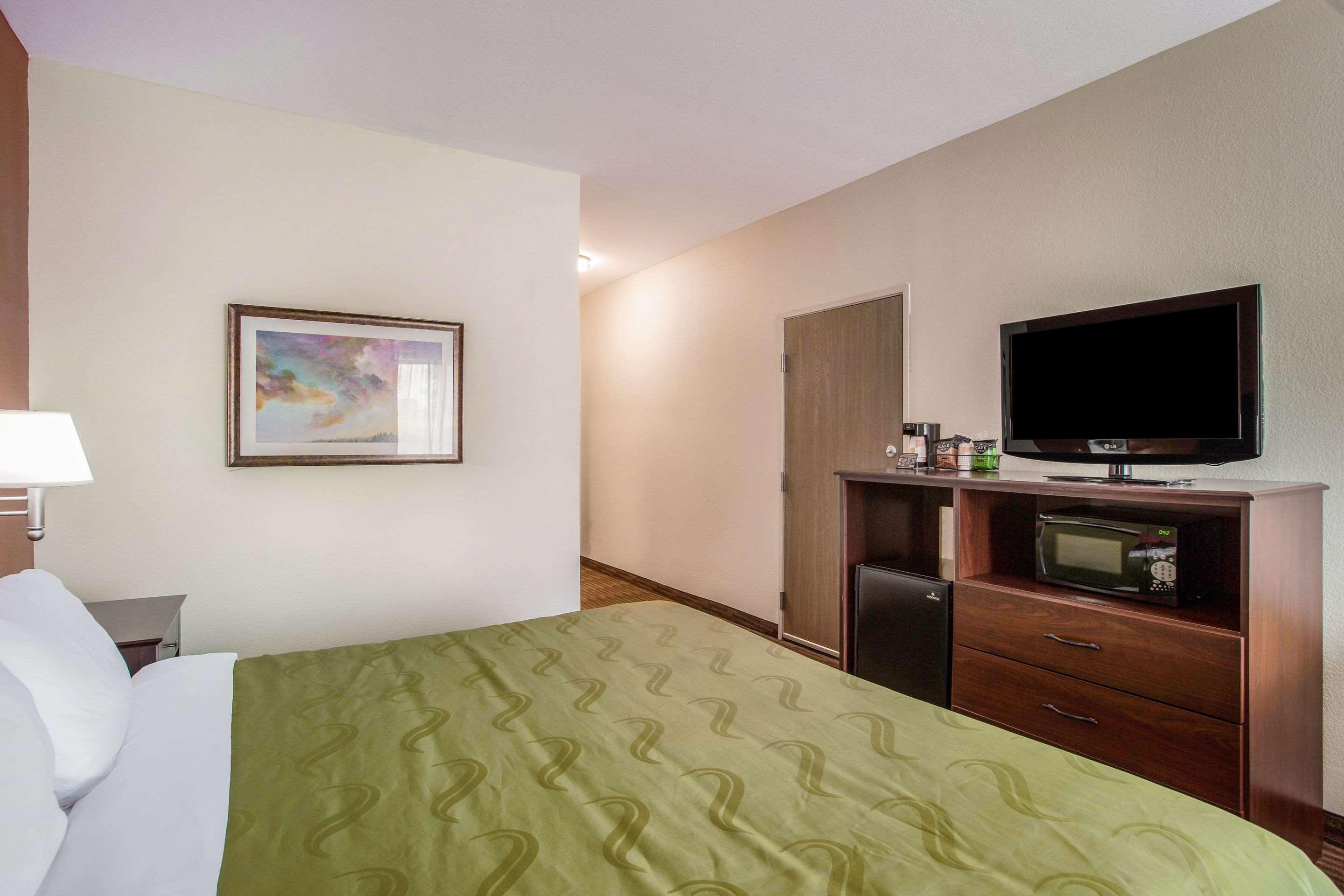 Quality Inn & Suites Lawrence - University Area Extérieur photo