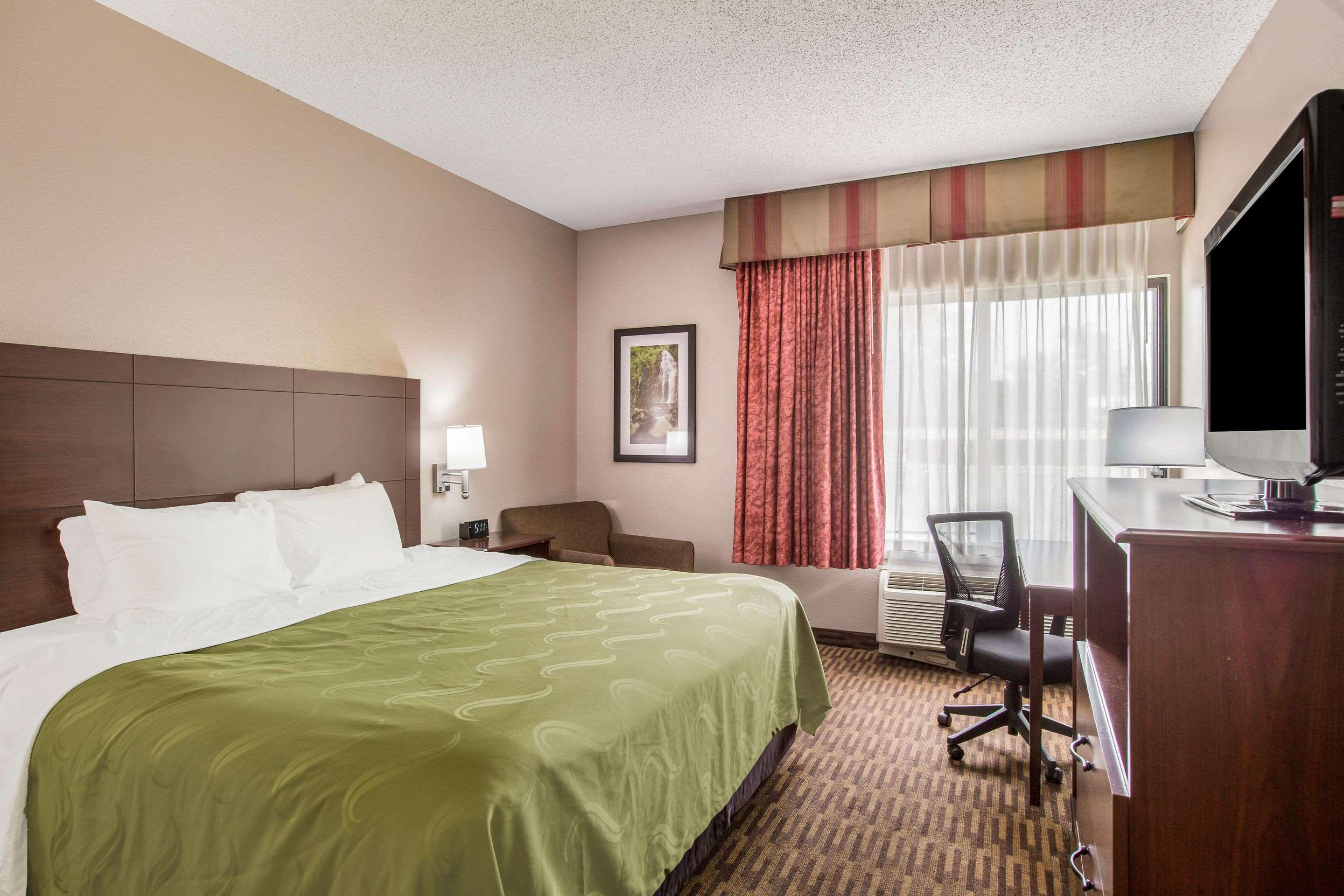 Quality Inn & Suites Lawrence - University Area Extérieur photo