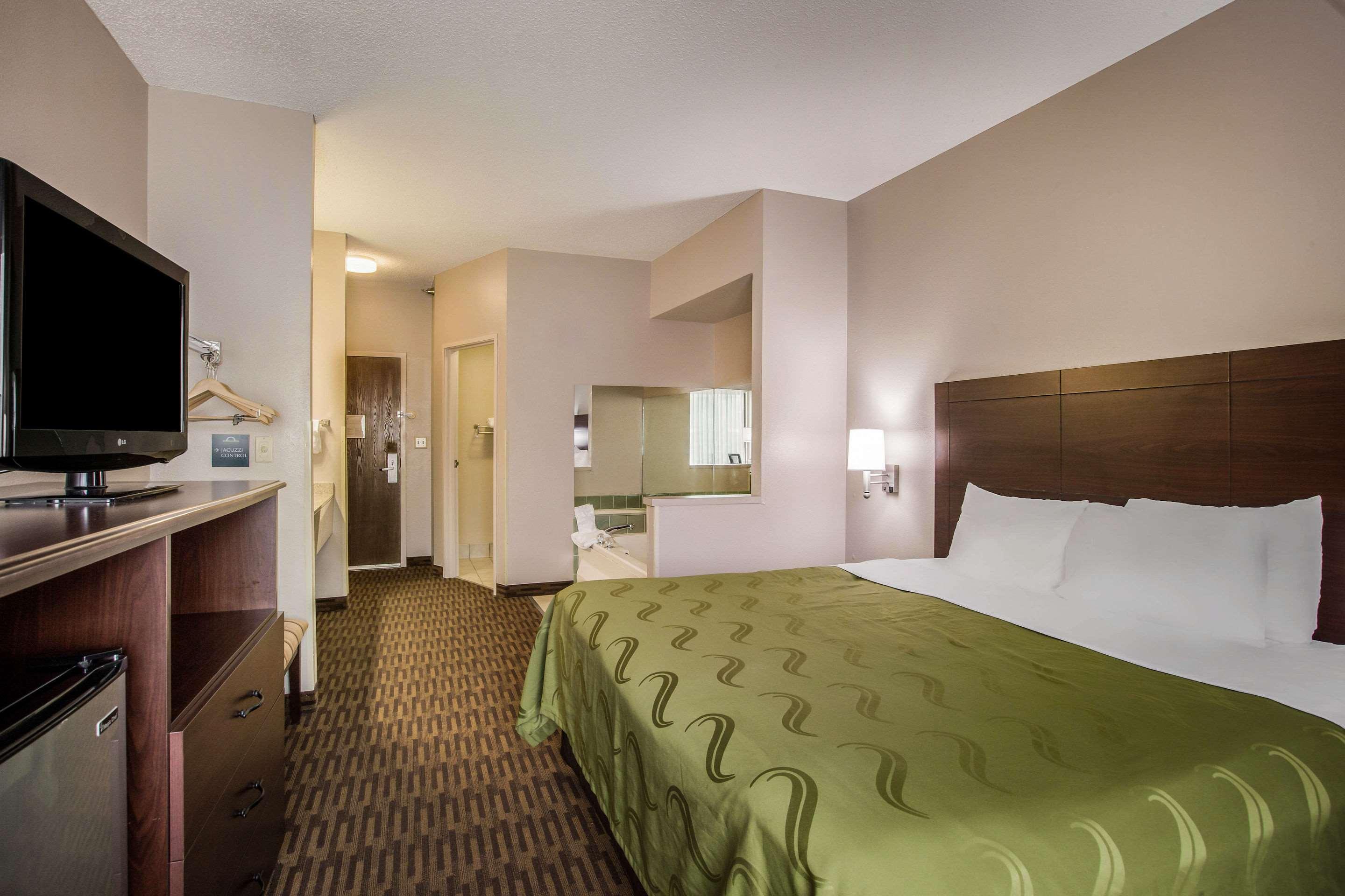 Quality Inn & Suites Lawrence - University Area Extérieur photo