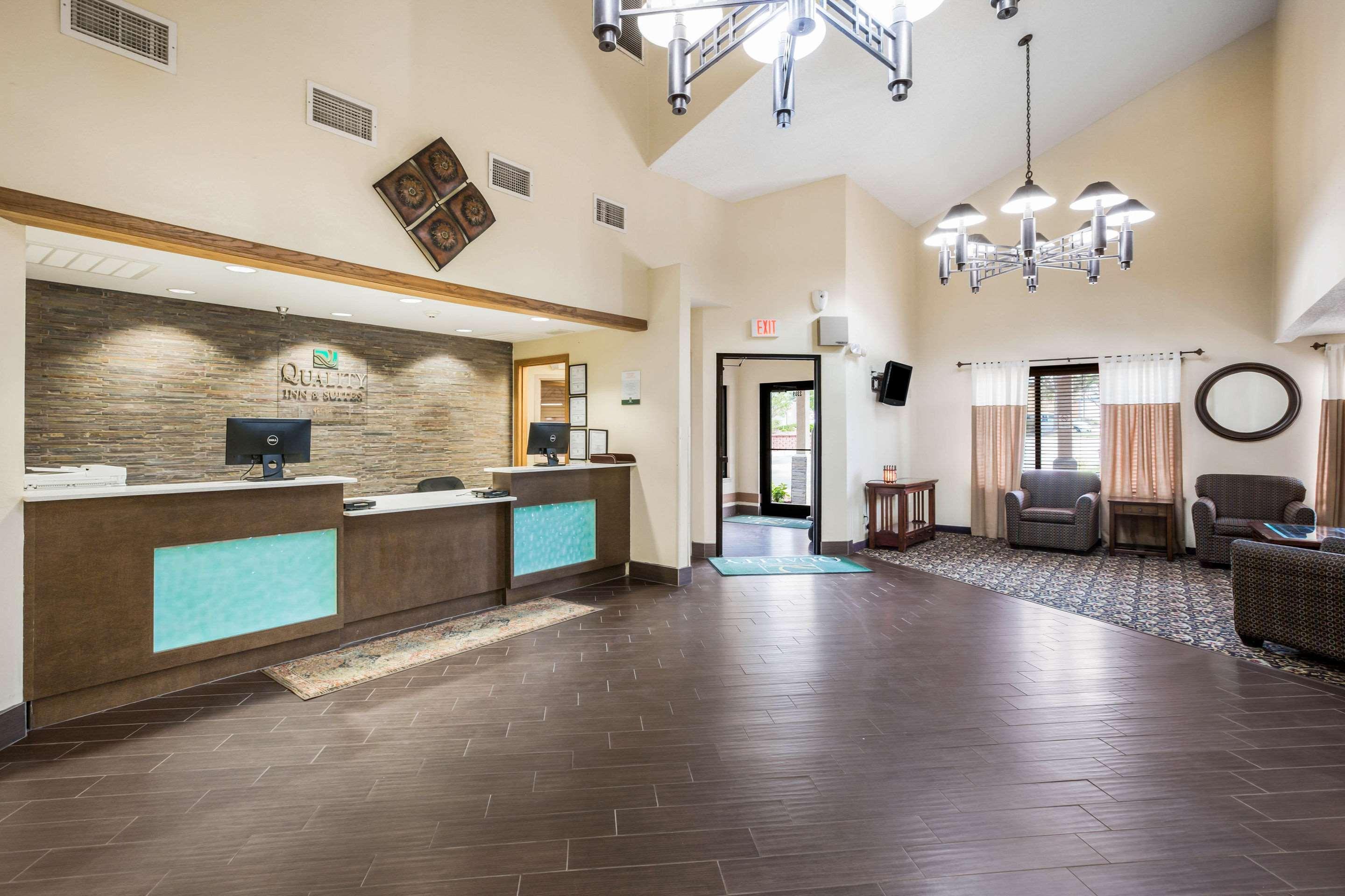 Quality Inn & Suites Lawrence - University Area Extérieur photo