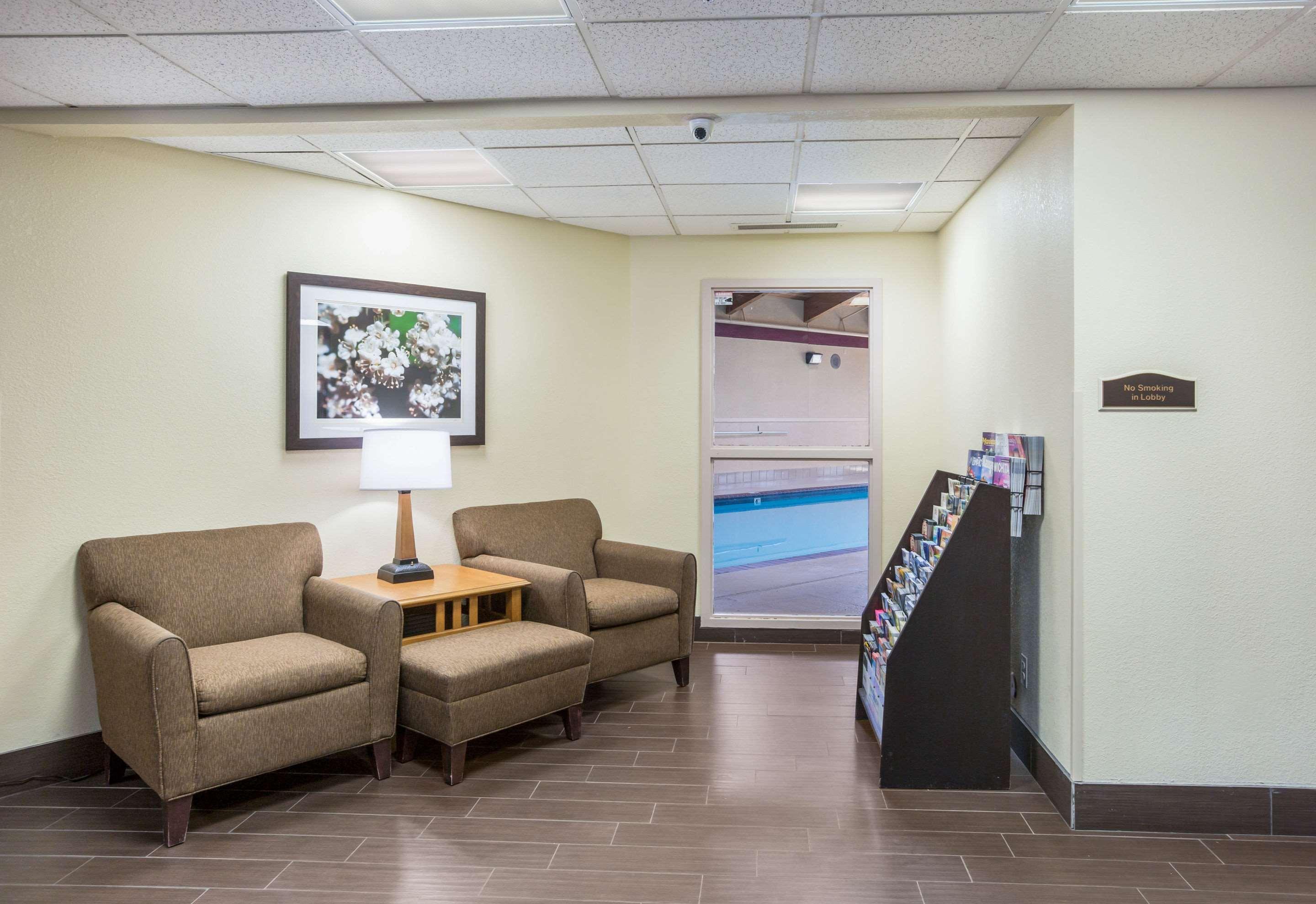 Quality Inn & Suites Lawrence - University Area Extérieur photo