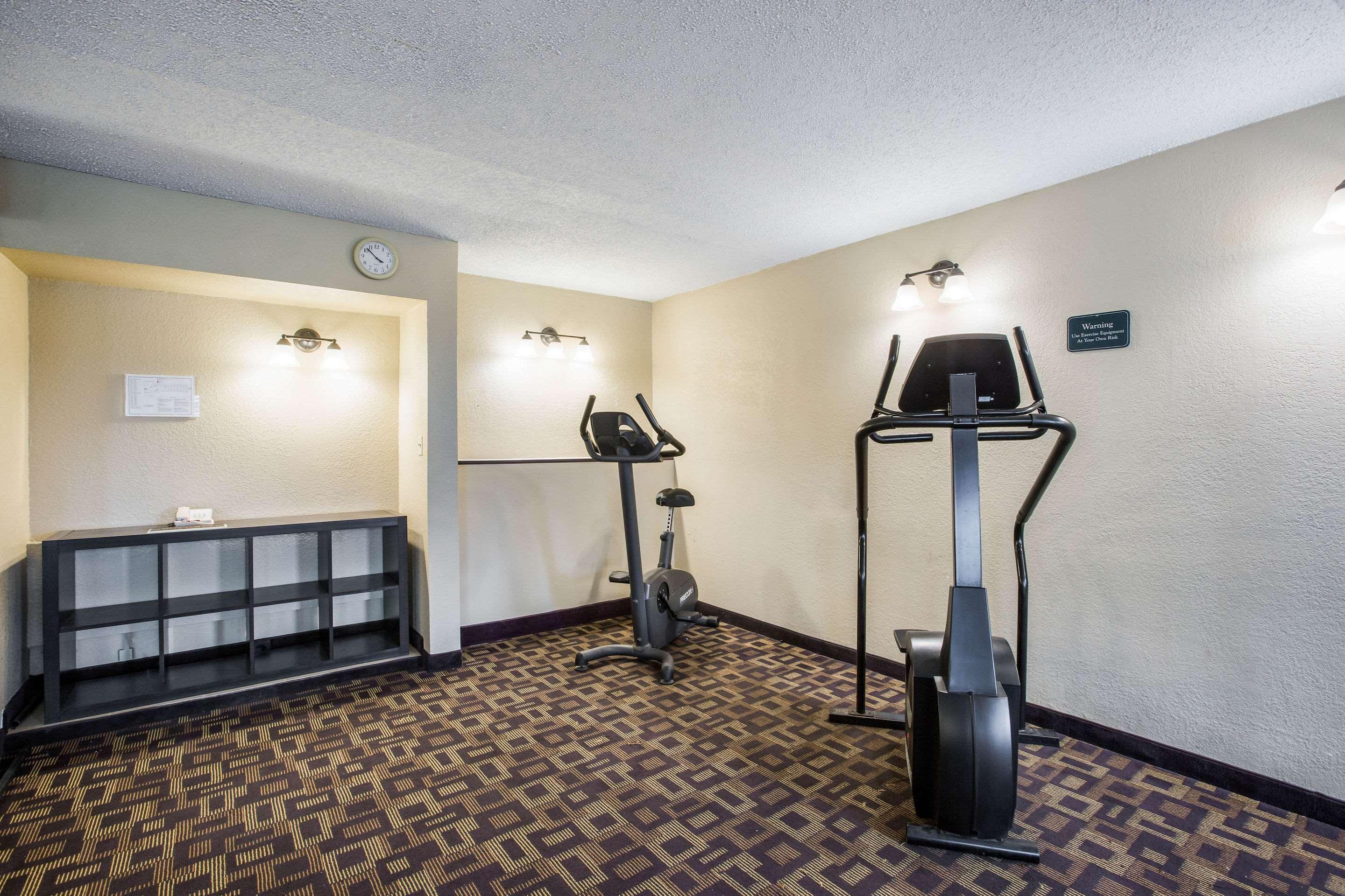 Quality Inn & Suites Lawrence - University Area Extérieur photo