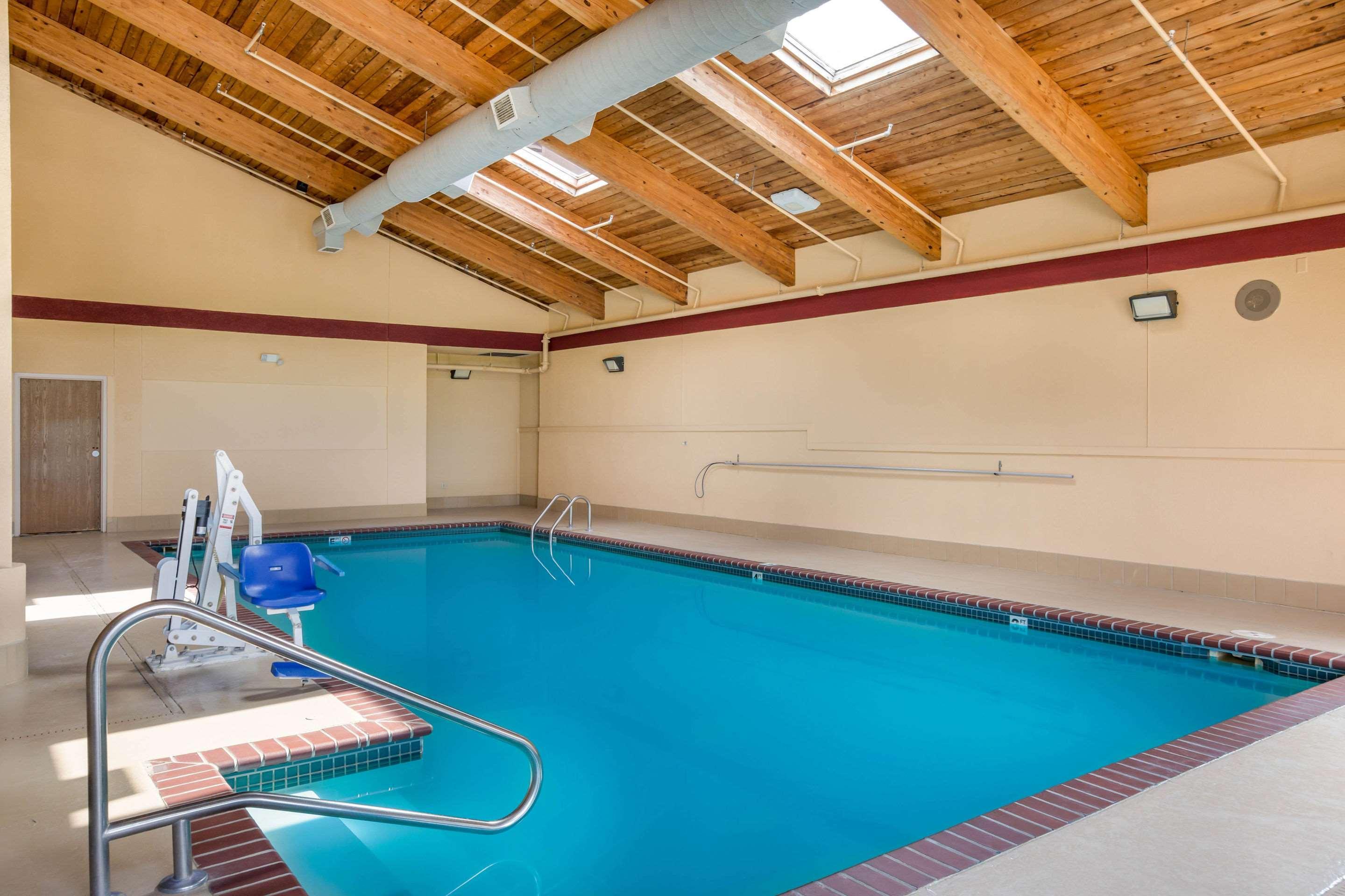 Quality Inn & Suites Lawrence - University Area Extérieur photo