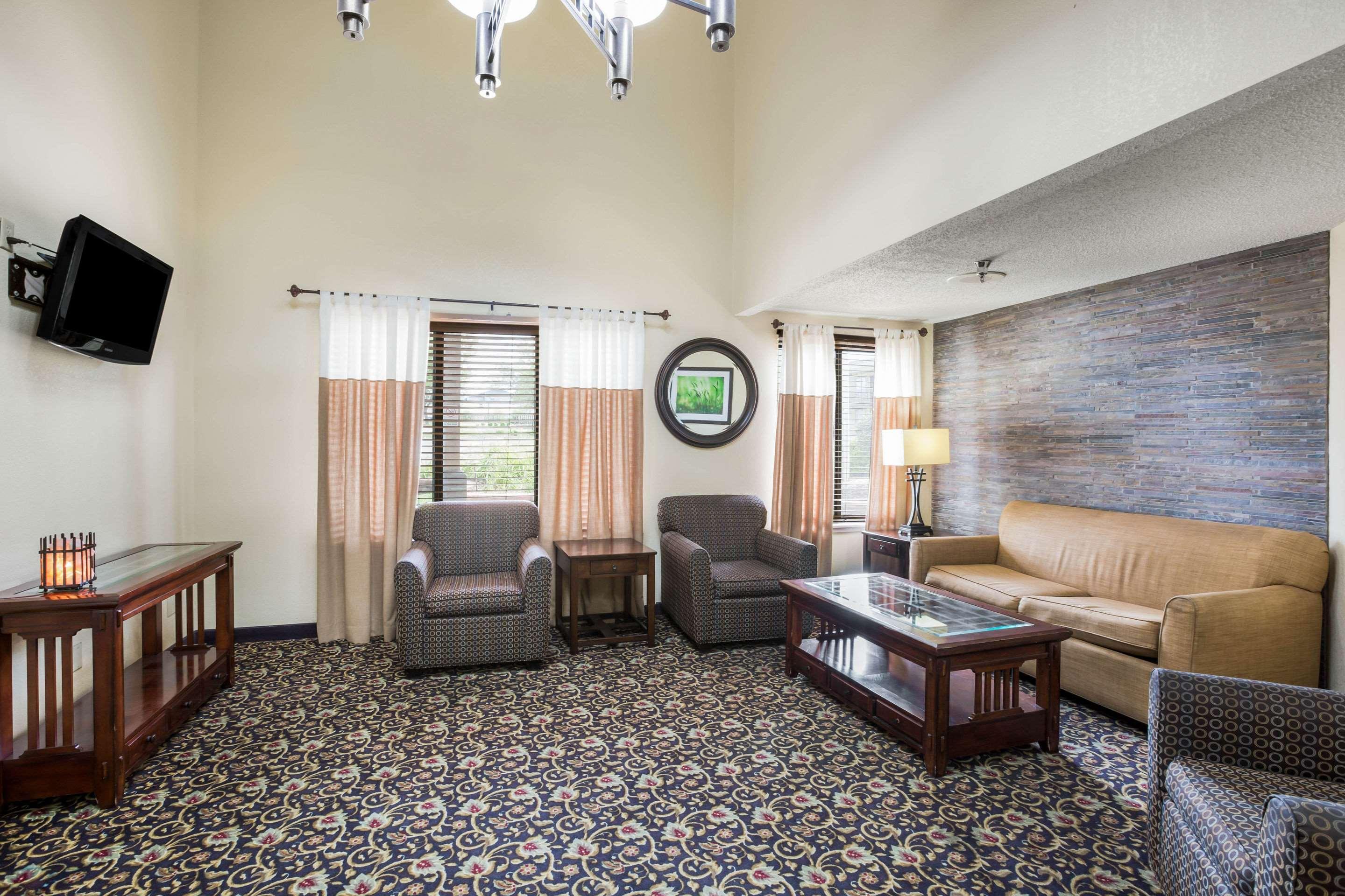 Quality Inn & Suites Lawrence - University Area Extérieur photo