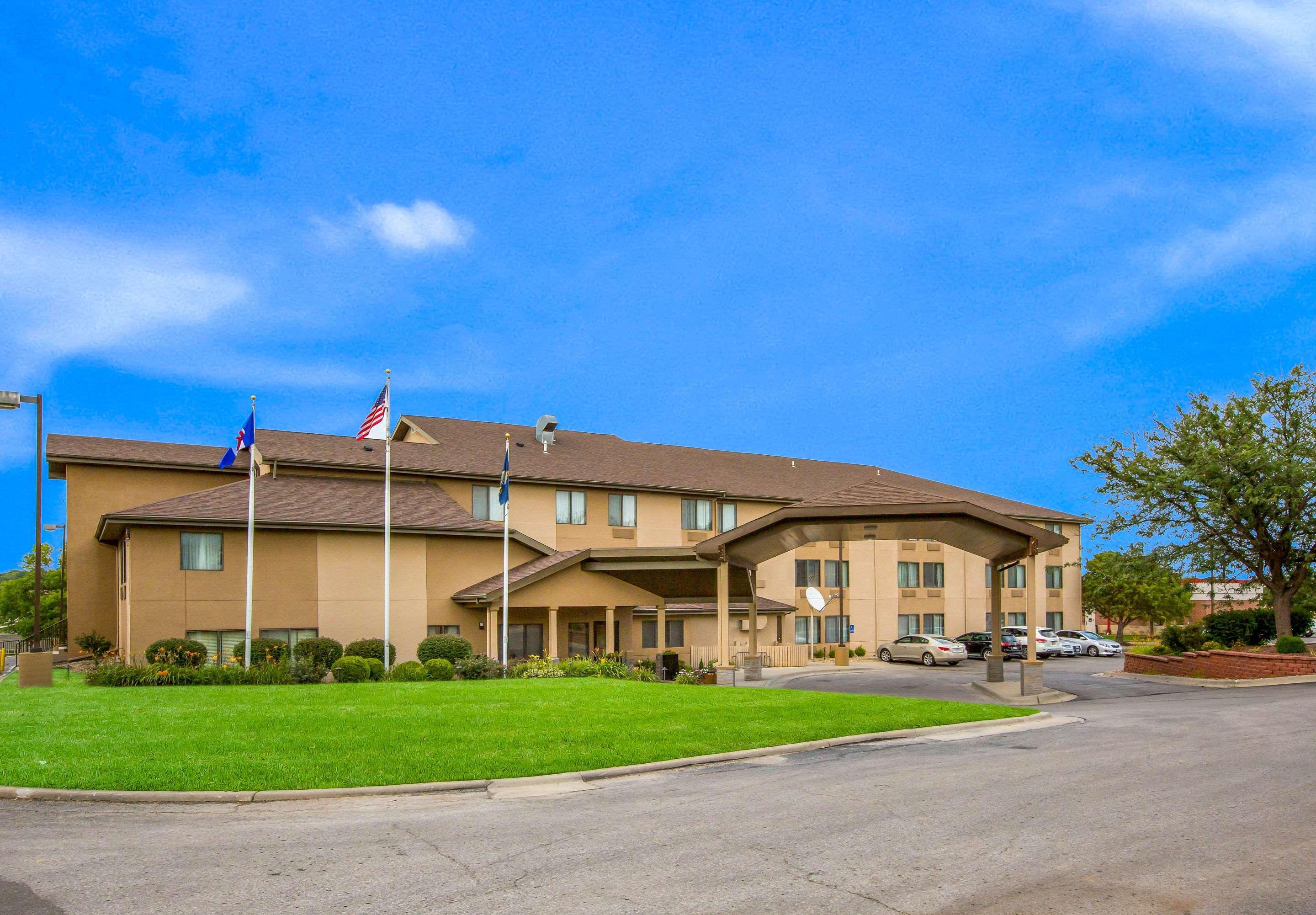 Quality Inn & Suites Lawrence - University Area Extérieur photo