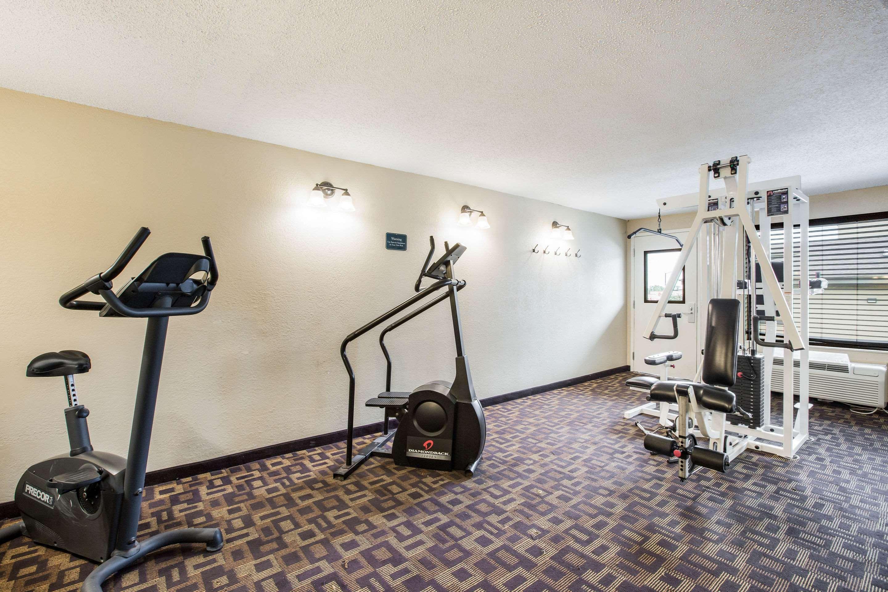 Quality Inn & Suites Lawrence - University Area Extérieur photo