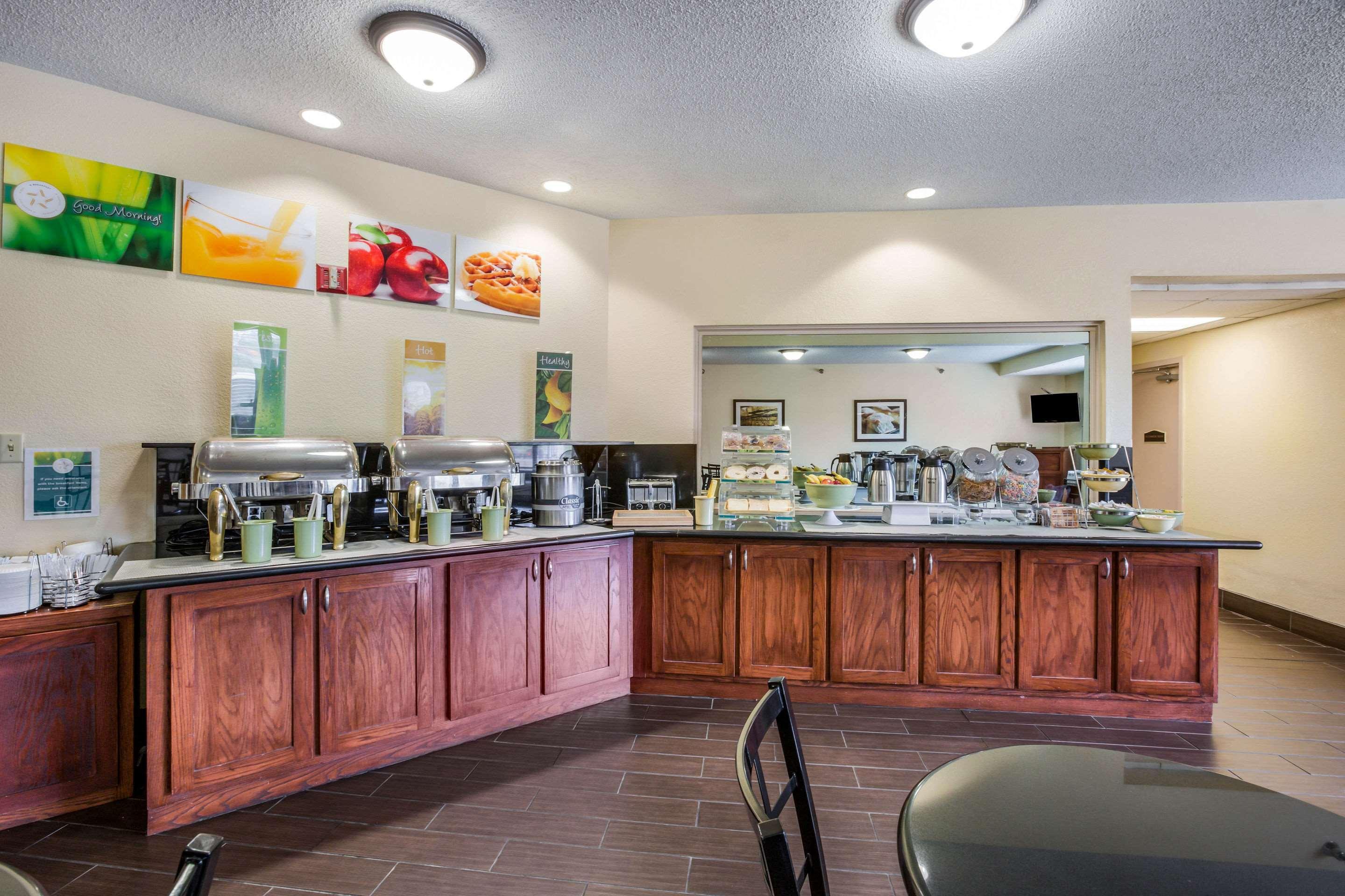 Quality Inn & Suites Lawrence - University Area Extérieur photo