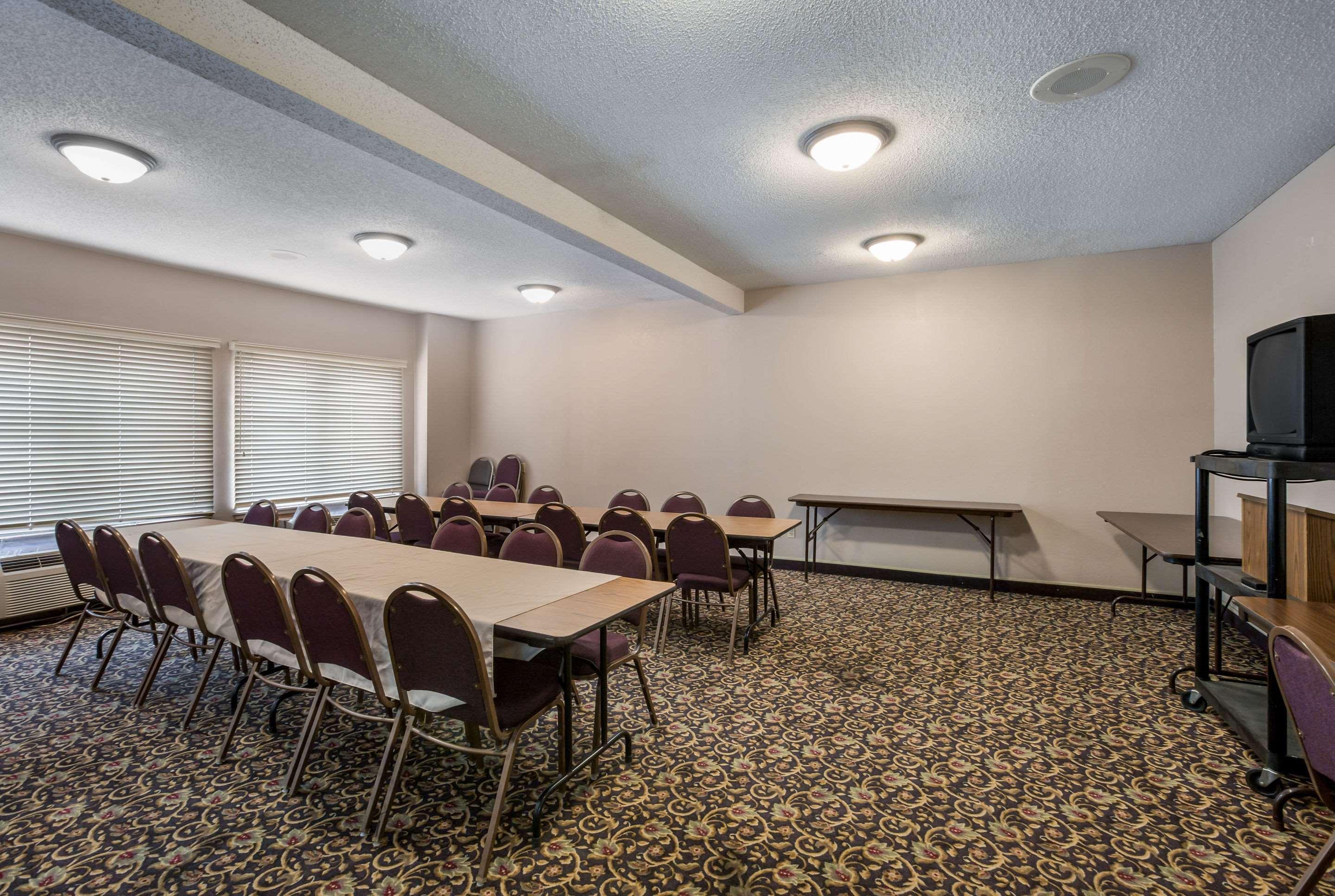 Quality Inn & Suites Lawrence - University Area Extérieur photo