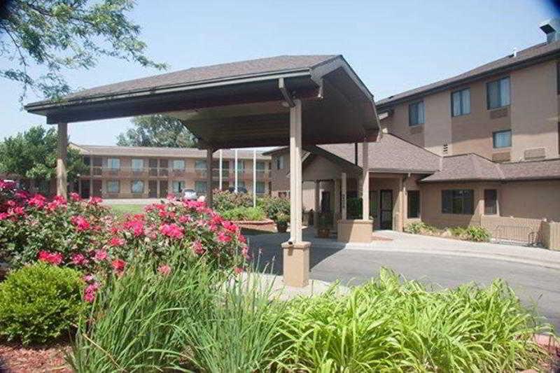 Quality Inn & Suites Lawrence - University Area Extérieur photo