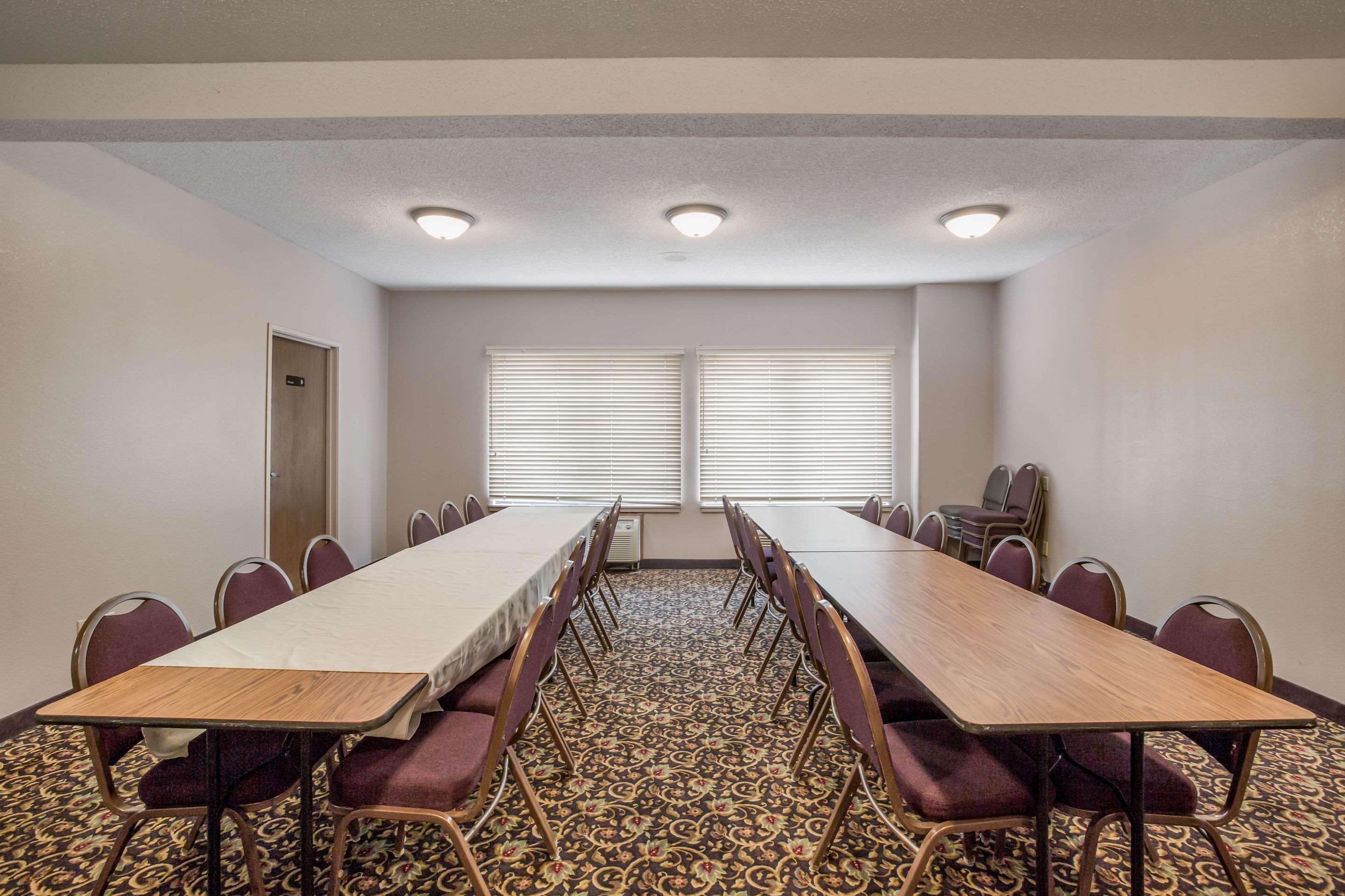 Quality Inn & Suites Lawrence - University Area Extérieur photo