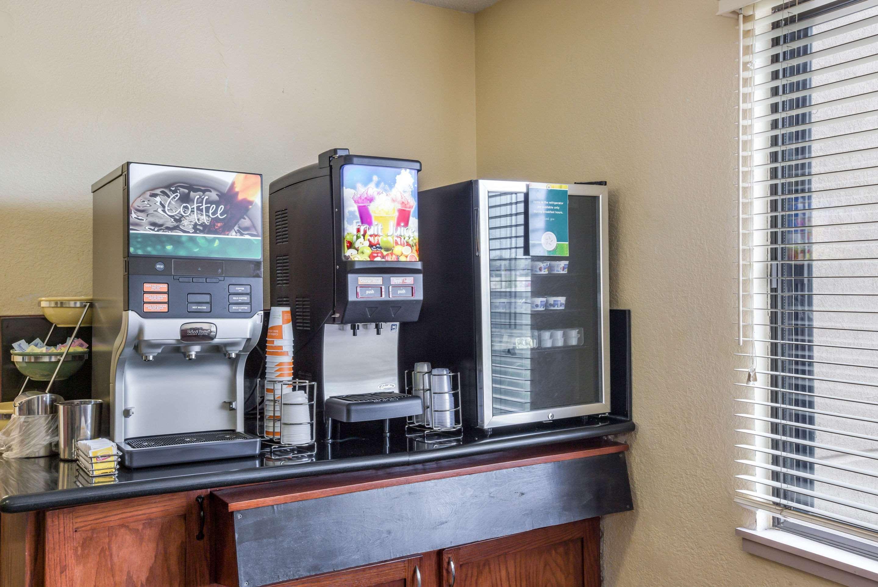 Quality Inn & Suites Lawrence - University Area Extérieur photo