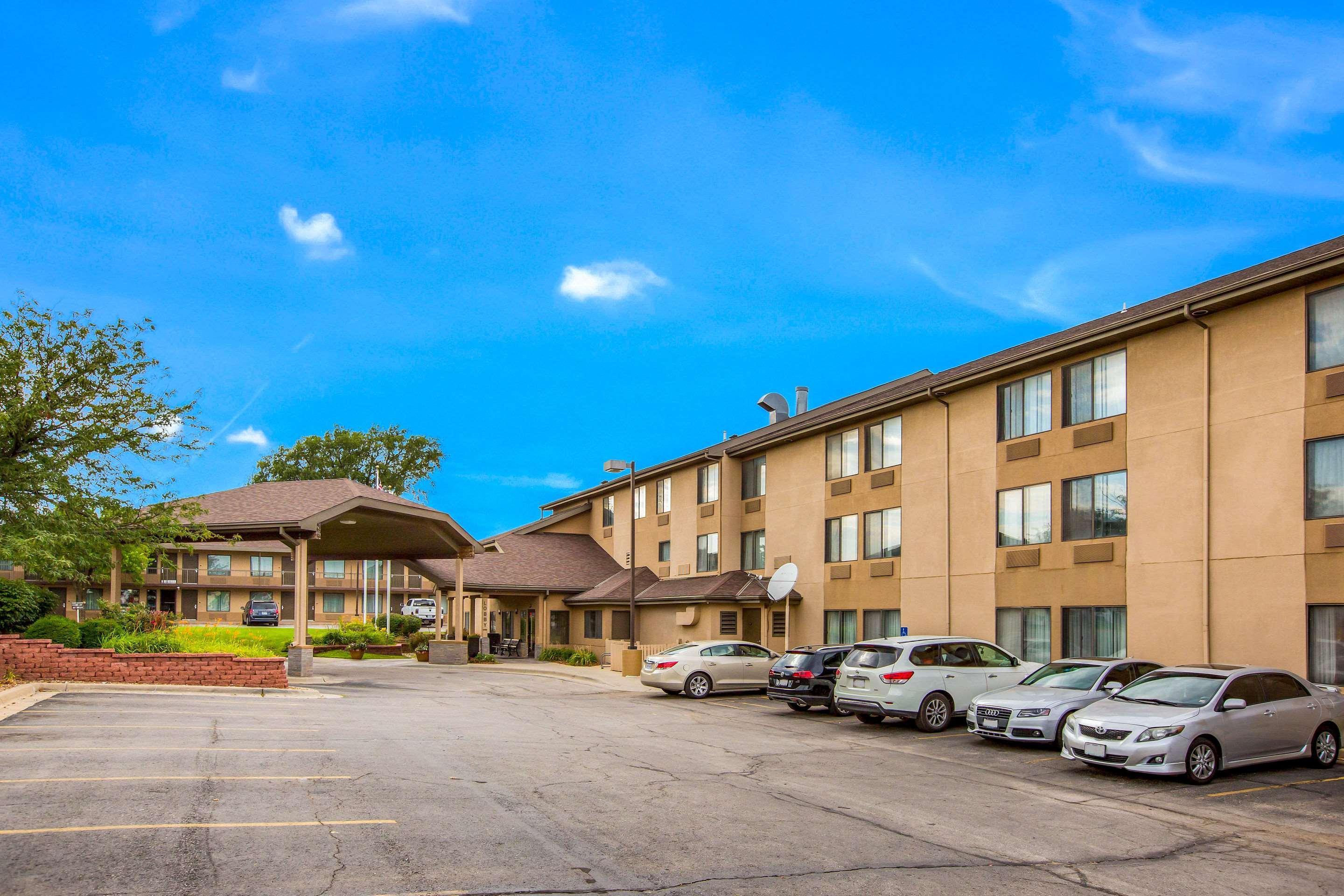 Quality Inn & Suites Lawrence - University Area Extérieur photo