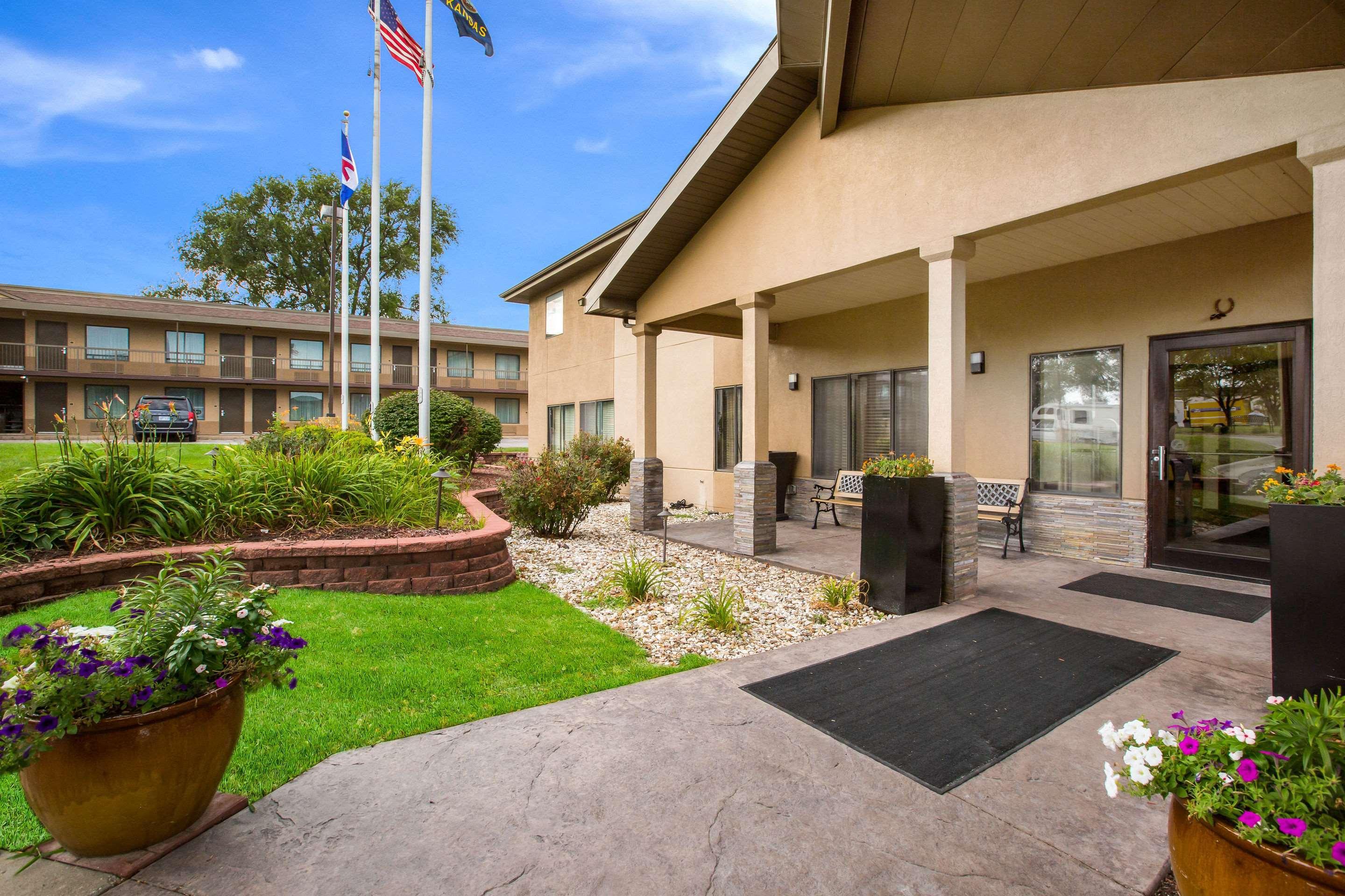 Quality Inn & Suites Lawrence - University Area Extérieur photo