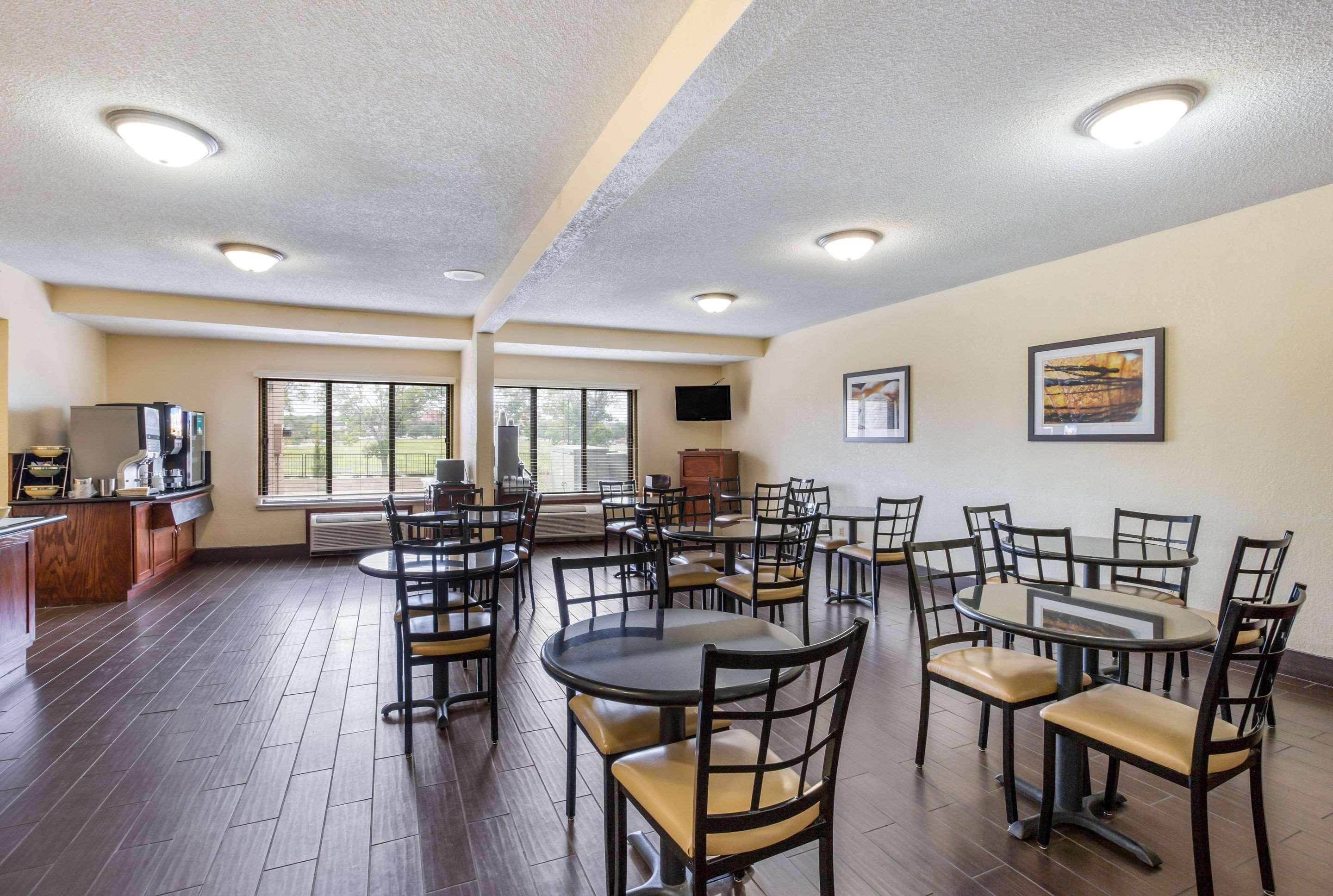Quality Inn & Suites Lawrence - University Area Extérieur photo