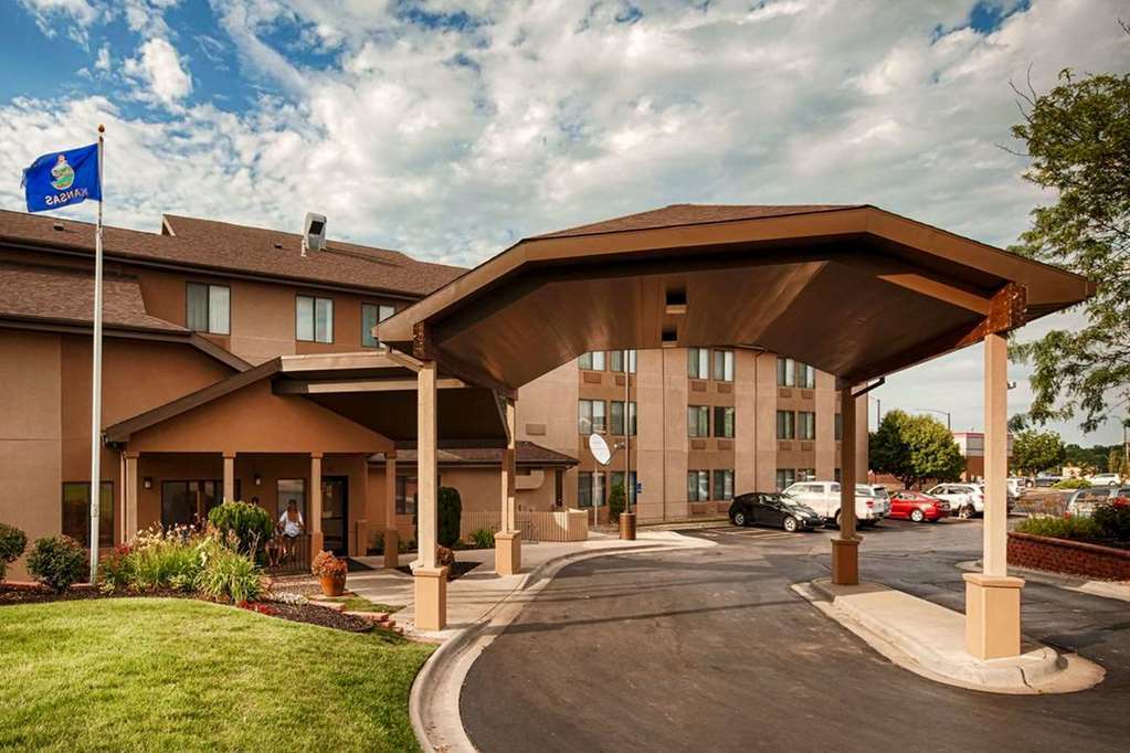 Quality Inn & Suites Lawrence - University Area Extérieur photo