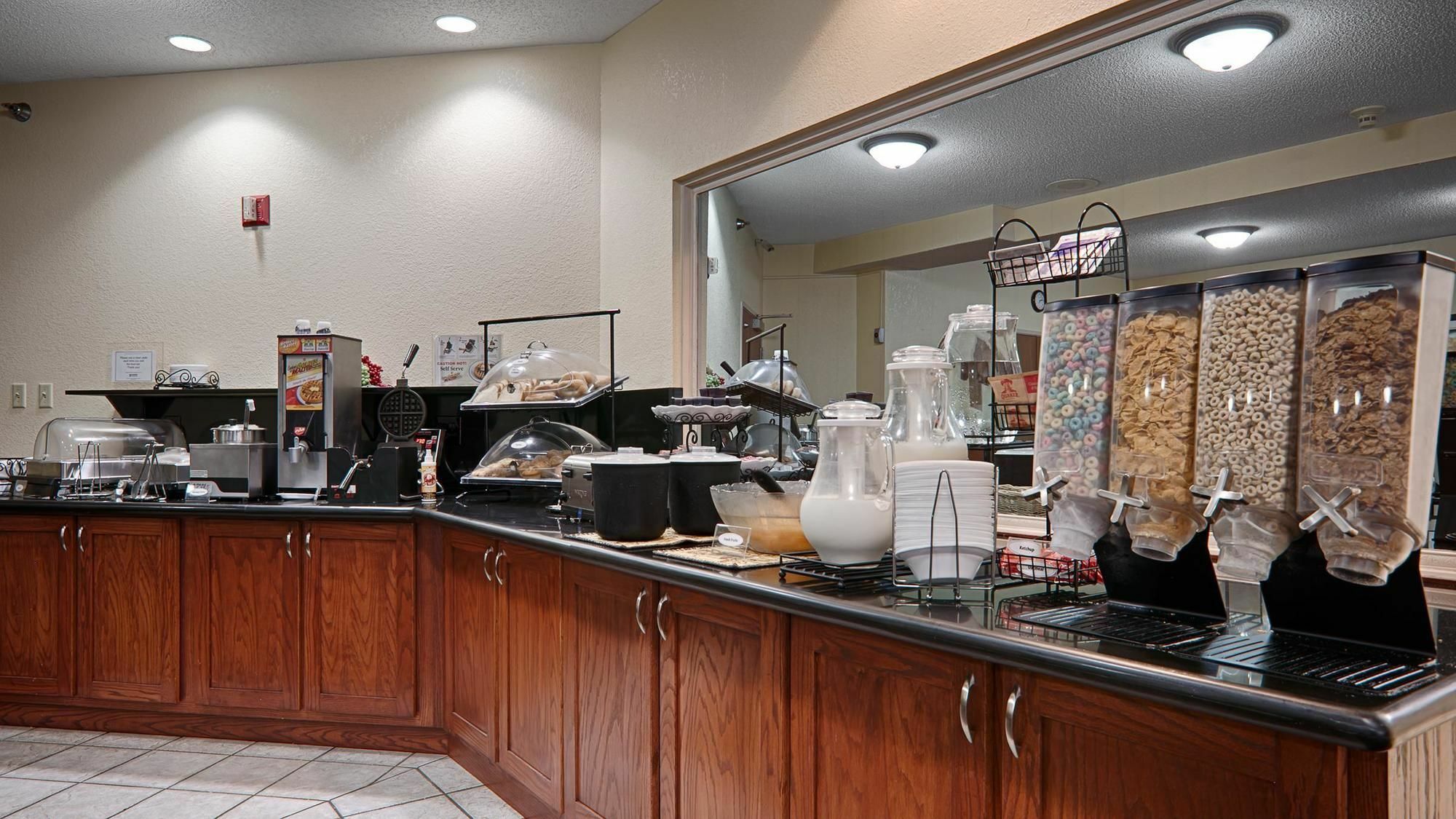 Quality Inn & Suites Lawrence - University Area Extérieur photo