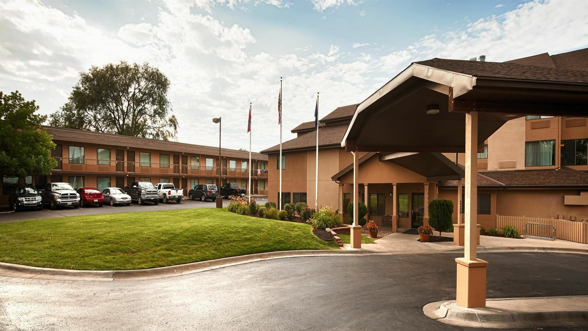 Quality Inn & Suites Lawrence - University Area Extérieur photo