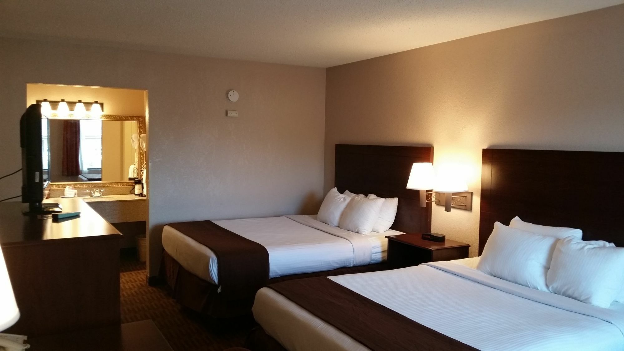 Quality Inn & Suites Lawrence - University Area Extérieur photo