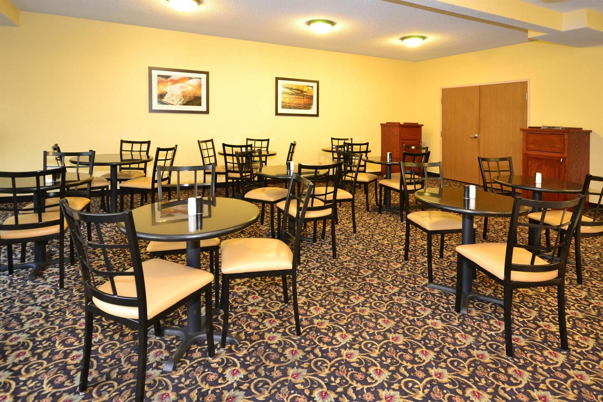 Quality Inn & Suites Lawrence - University Area Extérieur photo