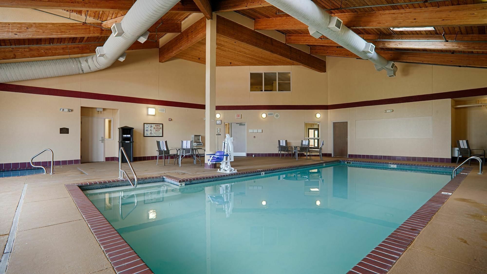 Quality Inn & Suites Lawrence - University Area Extérieur photo