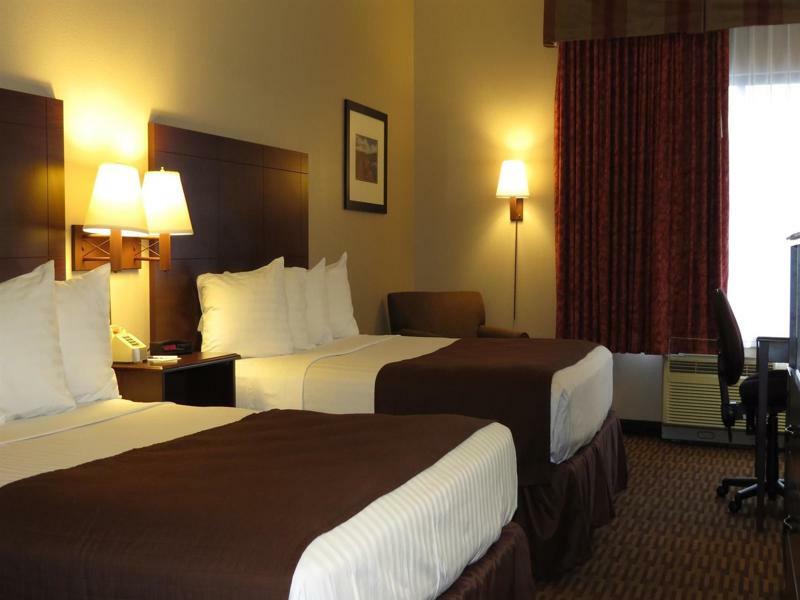 Quality Inn & Suites Lawrence - University Area Extérieur photo