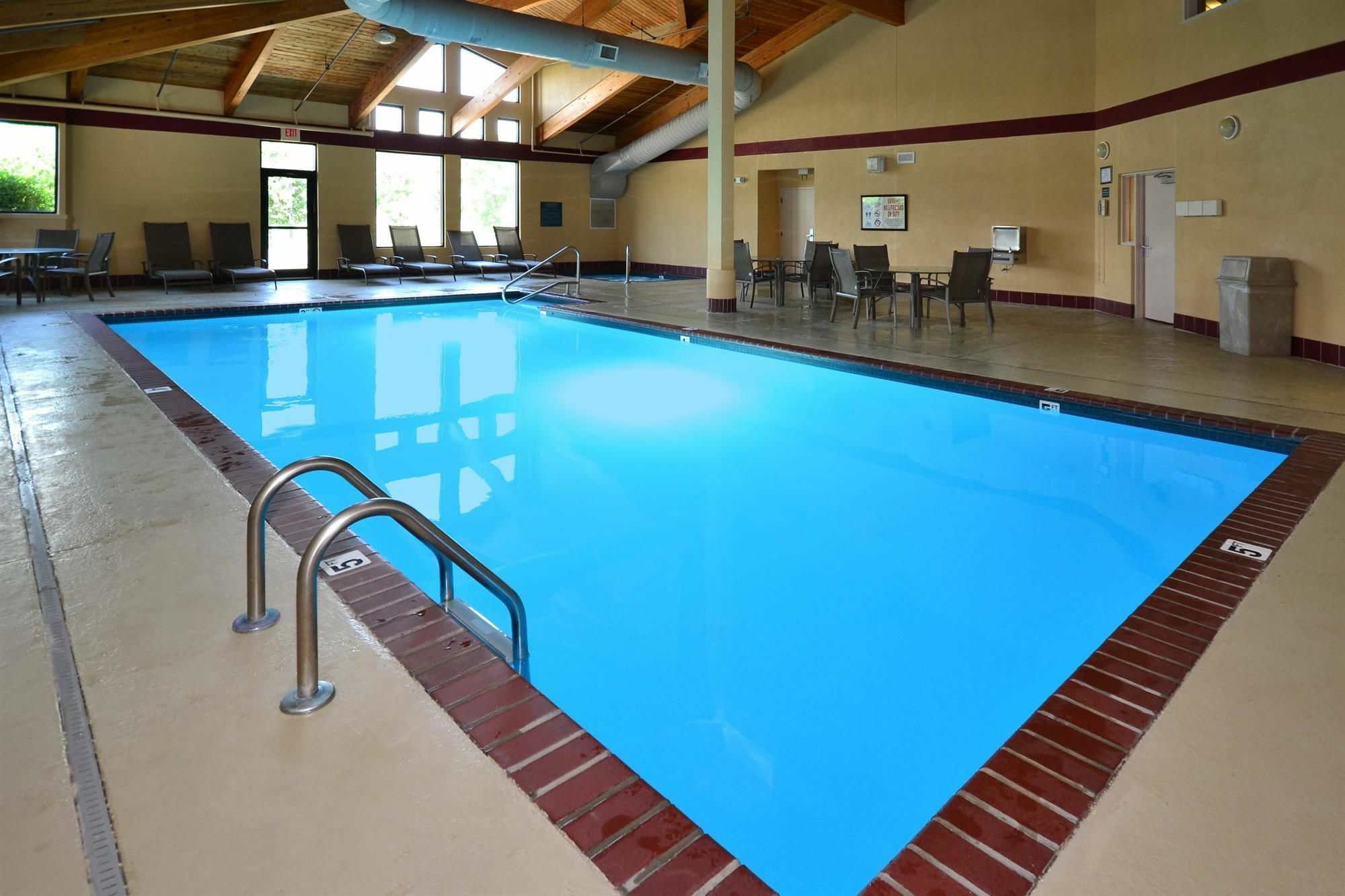 Quality Inn & Suites Lawrence - University Area Extérieur photo